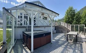 Jolster Holiday Home